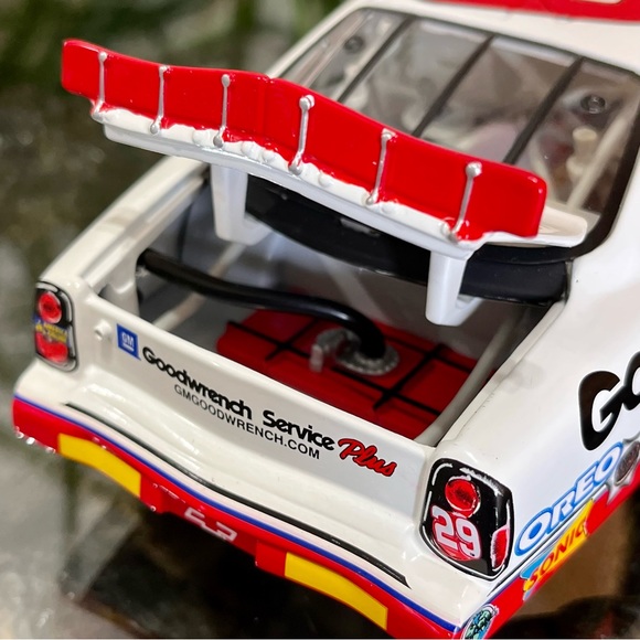 NASCAR Kevin Harvick #29 Oreo/Goodwrench 2001 Chevy Monte Carlo 1:24 Scale - Picture 3 of 11